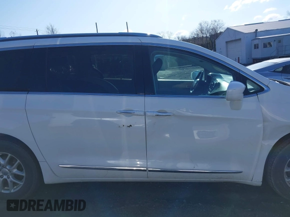 2020 Chrysler Pacifica Touring L z VIN 2C4RC1BG7LR139258, wystawiony jako IAAI lot #42037040 z przebiegiem 155 241 mil mil oraz . Historia ofert i sprzedaży dostępna na DreamBid. Obrazek 13.