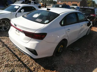 2019 Kia Forte LXS z VIN 3KPF24AD1KE006977, wystawiony jako IAAI lot #40460483 z przebiegiem 60 464 mil mil oraz . Historia ofert i sprzedaży dostępna na DreamBid. Obrazek 4.