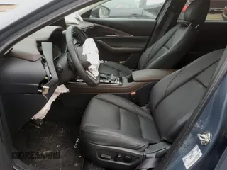 2024 Mazda CX-30 Premium z VIN 3MVDMBDY9RM712503, wystawiony jako Copart lot #44981225 z przebiegiem 3774 mil mil oraz Nie do naprawy • Non repairable. Historia ofert i sprzedaży dostępna na DreamBid. Obrazek 7.