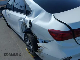 2022 Kia Forte LXS z VIN 3KPF24AD3NE496228, wystawiony jako IAAI lot #42193668 z przebiegiem 29 849 mil mil oraz . Historia ofert i sprzedaży dostępna na DreamBid. Obrazek 6.