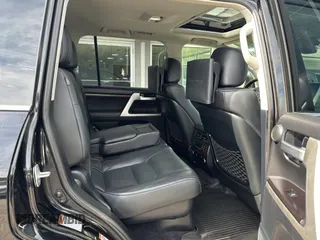 2017 Toyota Land Cruiser z VIN JTMCY7AJ7H4050517, wystawiony jako Copart lot #73833724 z przebiegiem 137 775 mil mil oraz Czysty tytuł • Clean title. Historia ofert i sprzedaży dostępna na DreamBid. Obrazek 6.