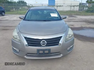 2013 Nissan Altima SV with VIN 1N4AL3AP4DN561907, listed as a IAAI auction lot 42230149 with 189,351 mi miles and . Bid and sale history available at carsss.com. Image 6.