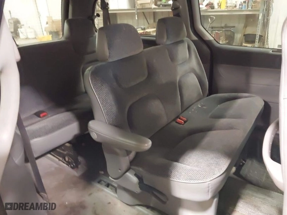 1997 Dodge Caravan SE with VIN 1B4GP44RXVB458664, listed as a IAAI auction lot 41402638 with 105,906 mi miles. Bid and sale history available at carsss.com. Image 8.