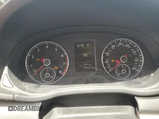 2014 Volkswagen Passat Wolfsburg Edition z VIN 1VWAT7A33EC022610, wystawiony jako Copart lot #51135715 z przebiegiem 94 537 mil mil oraz Czysty tytuł • Clean title. Historia ofert i sprzedaży dostępna na DreamBid. Obrazek 9.