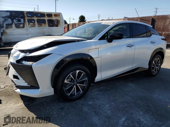 2024 Lexus RZ 300e Premium z VIN JTJABABB5RA005041, wystawiony jako Copart lot #72653024 z przebiegiem 3385 mil mil oraz Szkody całkowita. Historia ofert i sprzedaży dostępna na DreamBid. Obrazek 1.