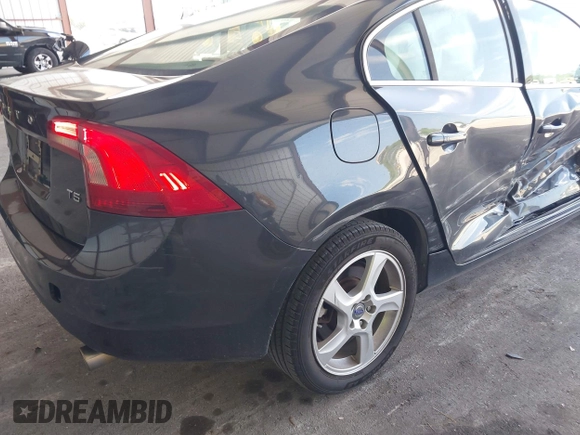 2013 Volvo S60 T5 Premier z VIN YV1612FS0D1216596, wystawiony jako IAAI lot #42311635 z przebiegiem 125 512 mil mil oraz . Historia ofert i sprzedaży dostępna na DreamBid. Obrazek 14.