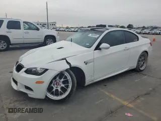 2013 BMW M3 z VIN WBSKG9C57DJ593302, wystawiony jako Copart lot #79698494 z przebiegiem Nie podano mil oraz Szkoda całkowita • Salvage title. Historia ofert i sprzedaży dostępna na DreamBid. Obrazek 1.