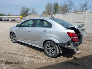 2018 Chevrolet Sonic LT z VIN 1G1JD5SH8J4100214, wystawiony jako IAAI lot #42133743 z przebiegiem 103 508 mil mil oraz . Historia ofert i sprzedaży dostępna na DreamBid. Obrazek 3.