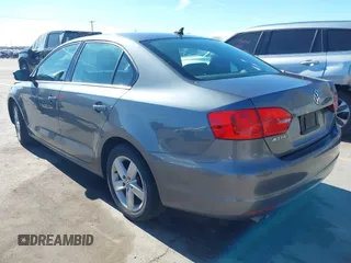 2012 Volkswagen Jetta TDI w/Premium & Nav z VIN 3VWLL7AJ5CM361646, wystawiony jako IAAI lot #41856672 z przebiegiem 190 292 mil mil oraz . Historia ofert i sprzedaży dostępna na DreamBid. Obrazek 3.