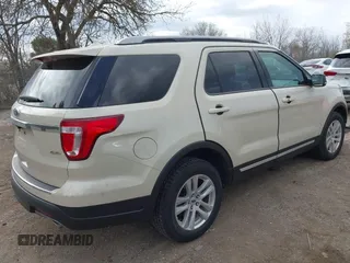 2018 Ford Explorer XLT z VIN 1FM5K8D8XJGB48238, wystawiony jako IAAI lot #42134728 z przebiegiem 88 434 mil mil oraz . Historia ofert i sprzedaży dostępna na DreamBid. Obrazek 4.