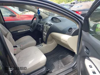 2008 Toyota Yaris z VIN JTDBT923784023369, wystawiony jako IAAI lot #42392943 z przebiegiem 202 679 mil mil oraz . Historia ofert i sprzedaży dostępna na DreamBid. Obrazek 5.