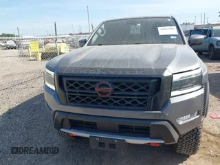 2023 Nissan Frontier Pro-4X z VIN 1N6ED1EK0PN670619, wystawiony jako IAAI lot #42044366 z przebiegiem 26 475 mil mil oraz . Historia ofert i sprzedaży dostępna na DreamBid. Obrazek 12.
