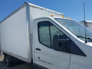 2018 Ford Transit z VIN 1FDBF8ZM6JKA62161, wystawiony jako IAAI lot #42468263 z przebiegiem 70 057 mil mil oraz . Historia ofert i sprzedaży dostępna na DreamBid. Obrazek 13.