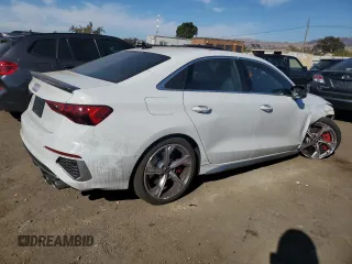 2023 Audi S3 Premium Plus z VIN WAUH3DGY2PA053684, wystawiony jako Copart lot #72922323 z przebiegiem 2 283 mil mil oraz . Historia ofert i sprzedaży dostępna na DreamBid. Obrazek 3.