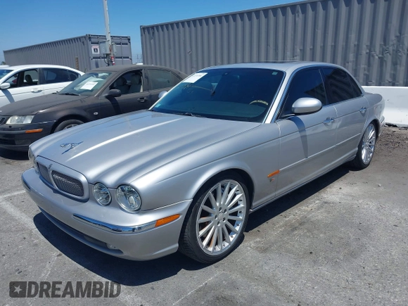 2004 Jaguar XJ R z VIN SAJWA73B94TG30153, wystawiony jako IAAI lot #42235384 z przebiegiem 91 172 mil mil oraz . Historia ofert i sprzedaży dostępna na DreamBid. Obrazek 2.