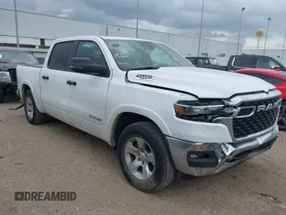 2025 Ram 1500 Big Horn z VIN 1C6SRFFPXSN581512, wystawiony jako IAAI lot #42158063 z przebiegiem 35 469 mil mil oraz . Historia ofert i sprzedaży dostępna na DreamBid. Obrazek 1.