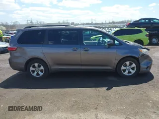 2015 Toyota Sienna LE AAS z VIN 5TDKK3DC6FS649056, wystawiony jako IAAI lot #41978844 z przebiegiem 182 694 mil mil oraz . Historia ofert i sprzedaży dostępna na DreamBid. Obrazek 13.