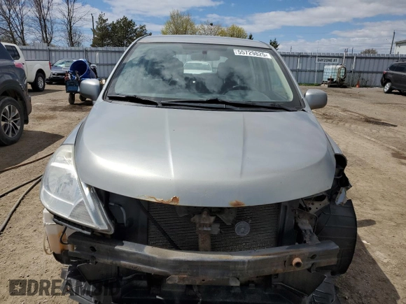 2011 Nissan Versa S z VIN 3N1BC1CP5BL464666, wystawiony jako Copart lot #55729825 z przebiegiem 246 951 mil mil oraz Czysty tytuł • Clean title. Historia ofert i sprzedaży dostępna na DreamBid. Obrazek 5.