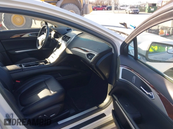 2016 Lincoln MKZ with VIN 3LN6L2G98GR632641, listed as a IAAI auction lot 41022028 with 50,625 mi miles and . Bid and sale history available at DreamBid. Image 5.