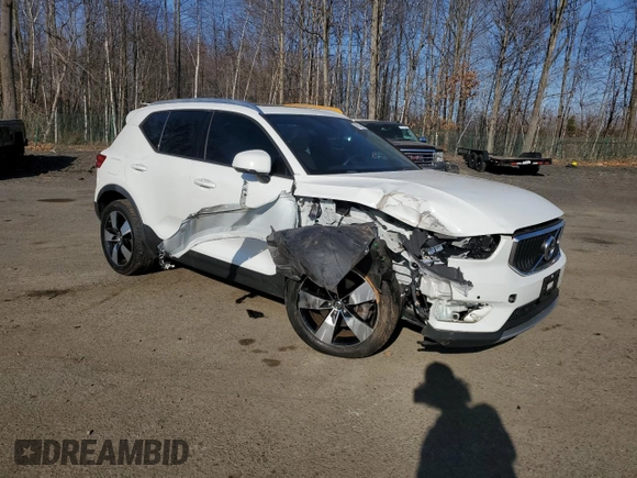 2020 Volvo XC40 Momentum with VIN YV4162UK8L2177380, listed as a Copart auction lot 49244565 with 45,228 mi miles and Salvage Title. Bid and sale history available at DreamBid. Image 4.