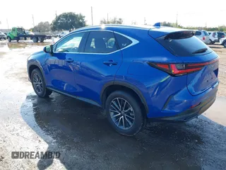 2025 Lexus NX 250 Premium z VIN 2T2GDCAZ4SC020337, wystawiony jako IAAI lot #41402339 z przebiegiem 7 657 mil mil oraz . Historia ofert i sprzedaży dostępna na DreamBid. Obrazek 3.