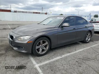 2013 BMW 3 Series 328i z VIN WBA3C1C5XDF435898, wystawiony jako Copart lot #57098825 z przebiegiem 165 781 mil mil oraz Szkoda całkowita • Salvage title. Historia ofert i sprzedaży dostępna na DreamBid. Obrazek 1.