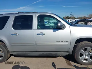2014 Chevrolet Suburban LT with VIN 1GNSCJE0XER131638, listed as a IAAI auction lot 41305777 with 200,962 mi miles. Bid and sale history available at carsss.com. Image 13.