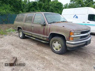 1996 Chevrolet Suburban z VIN 1GNFK16R8TJ397396, wystawiony jako IAAI lot #42367280 z przebiegiem 287 980 mil mil oraz . Historia ofert i sprzedaży dostępna na DreamBid. Obrazek 1.