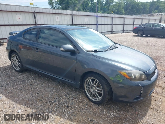 2010 Scion tC z VIN JTKDE3B71A0307038, wystawiony jako IAAI lot #39720503 z przebiegiem 133 853 mil mil oraz . Historia ofert i sprzedaży dostępna na DreamBid. Obrazek 1.
