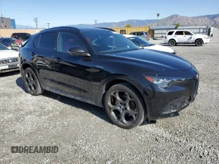 2024 Alfa Romeo Stelvio Ti z VIN ZASPAKBN3R7D79474, wystawiony jako Copart lot #50245995 z przebiegiem 14 558 mil mil oraz Szkoda całkowita • Salvage title. Historia ofert i sprzedaży dostępna na DreamBid. Obrazek 4.