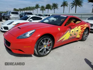 2011 Ferrari California z VIN ZFF65LJA1B0181831, wystawiony jako Copart lot #75098924 z przebiegiem 15 297 mil mil oraz Szkody całkowita. Historia ofert i sprzedaży dostępna na DreamBid. Obrazek 1.