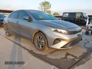 2023 Kia Forte LXS z VIN 3KPF24AD1PE592622, wystawiony jako IAAI lot #42011998 z przebiegiem 20 746 mil mil oraz . Historia ofert i sprzedaży dostępna na DreamBid. Obrazek 1.