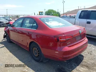 2017 Volkswagen Jetta S z VIN 3VW2B7AJ6HM232479, wystawiony jako IAAI lot #42579313 z przebiegiem 100 582 mil mil oraz . Historia ofert i sprzedaży dostępna na DreamBid. Obrazek 3.