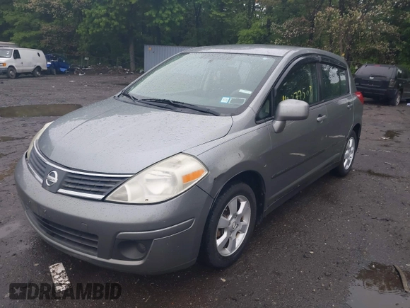 2009 Nissan Versa S z VIN 3N1BC13E29L366879, wystawiony jako IAAI lot #42277503 z przebiegiem 137 006 mil mil oraz . Historia ofert i sprzedaży dostępna na DreamBid. Obrazek 2.