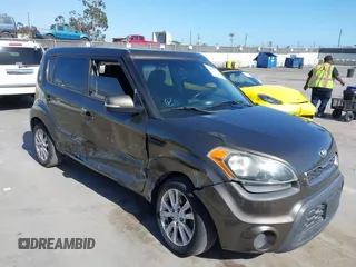 2013 Kia Soul + z VIN KNDJT2A6XD7569526, wystawiony jako IAAI lot #42269577 z przebiegiem 135 521 mil mil oraz . Historia ofert i sprzedaży dostępna na DreamBid. Obrazek 1.