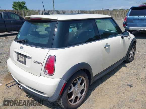 2006 MINI Hardtop S with VIN WMWRE33596TJ37959, listed as a IAAI auction lot 42635457 with 124,440 mi miles and . Bid and sale history available at DreamBid. Image 4.