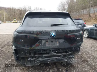 2025 BMW iX xDrive50 z VIN WB523CF00SCT84335, wystawiony jako IAAI lot #42002627 z przebiegiem 3241 mil mil oraz . Historia ofert i sprzedaży dostępna na DreamBid. Obrazek 17.