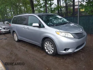 2011 Toyota Sienna XLE z VIN 5TDDK3DC1BS002387, wystawiony jako IAAI lot #42373126 z przebiegiem 279 026 mil mil oraz . Historia ofert i sprzedaży dostępna na DreamBid. Obrazek 1.