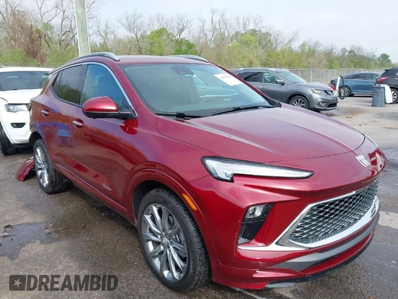 2024 Buick Encore GX Avenir z VIN KL4AMFSL5RB054571, wystawiony jako IAAI lot #41839672 z przebiegiem 7 826 mil mil oraz . Historia ofert i sprzedaży dostępna na DreamBid. Obrazek 1.