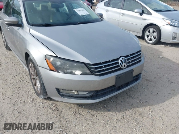 2013 Volkswagen Passat SEL Premium z VIN 1VWCP7A39DC045689, wystawiony jako IAAI lot #41903244 z przebiegiem 199 385 mil mil oraz . Historia ofert i sprzedaży dostępna na DreamBid. Obrazek 6.