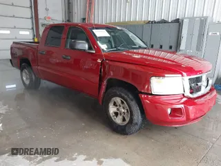 2008 Dodge Dakota SLT z VIN 1D7HW48N38S542692, wystawiony jako IAAI lot #41554521 z przebiegiem 166 482 mil mil oraz . Historia ofert i sprzedaży dostępna na DreamBid. Obrazek 1.