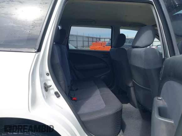 2004 Mitsubishi Outlander LS z VIN JA4LZ31F04U060022, wystawiony jako IAAI lot #41775408 z przebiegiem 83 515 mil mil oraz . Historia ofert i sprzedaży dostępna na DreamBid. Obrazek 8.