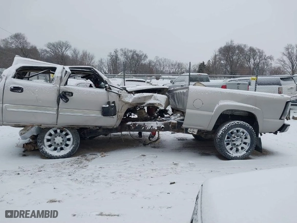 2006 Chevrolet Silverado 2500HD Work Truck with VIN 1GCHK23236F122055, listed as a IAAI auction lot 41301377 with 1 mi miles. Bid and sale history available at carsss.com. Image 14.