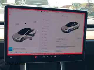 2020 Tesla Model 3 Standard Range Plus z VIN 5YJ3E1EAXLF806360, wystawiony jako IAAI lot #42386624 z przebiegiem 69 916 mil mil oraz . Historia ofert i sprzedaży dostępna na DreamBid. Obrazek 18.