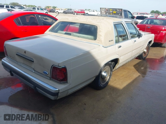 1988 Ford Crown Victoria z VIN 2FABP74F8JX224055, wystawiony jako IAAI lot #42185854 z przebiegiem 32 378 mil mil oraz . Historia ofert i sprzedaży dostępna na DreamBid. Obrazek 4.