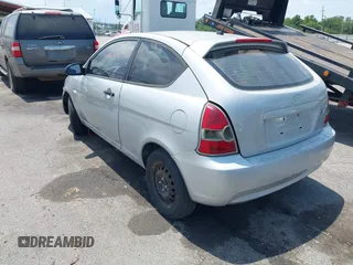 2008 Hyundai Accent GS z VIN KMHCM36C98U066163, wystawiony jako IAAI lot #42410152 z przebiegiem 196 656 mil mil oraz . Historia ofert i sprzedaży dostępna na DreamBid. Obrazek 3.