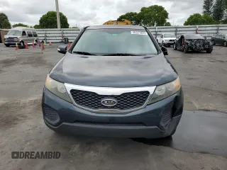 2012 Kia Sorento LX z VIN 5XYKT3A17CG274495, wystawiony jako Copart lot #56321925 z przebiegiem 130 439 mil mil oraz Szkoda całkowita • Salvage title. Historia ofert i sprzedaży dostępna na DreamBid. Obrazek 5.