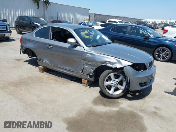 2011 BMW 1 Series 128i z VIN WBAUP9C58BVL89949, wystawiony jako IAAI lot #42086813 z przebiegiem 115 723 mil mil oraz . Historia ofert i sprzedaży dostępna na DreamBid. Obrazek 1.