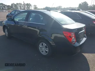 2016 Chevrolet Sonic LT z VIN 1G1JC5SH0G4108237, wystawiony jako IAAI lot #42413352 z przebiegiem 196 185 mil mil oraz . Historia ofert i sprzedaży dostępna na DreamBid. Obrazek 3.