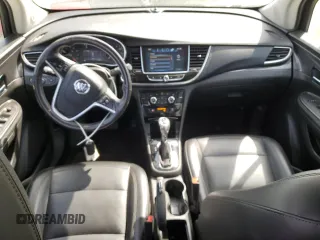 2020 Buick Encore Essence z VIN KL4CJGSBXLB061229, wystawiony jako Copart lot #50300925 z przebiegiem 71 175 mil mil oraz Szkody całkowita. Historia ofert i sprzedaży dostępna na DreamBid. Obrazek 8.